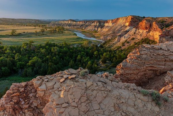 Haney, Chuck 아티스트의 Red Cliffs above the Little Missouri River in the Little Missouri National Grasslands-North Dakota-작품입니다.